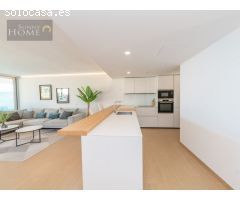 ¡Apartamento de lujo en Benalmádena Costa con vistas al mar!
