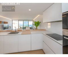 ¡Apartamento de lujo en Benalmádena Costa con vistas al mar!