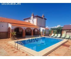 CASA DE CAMPO CON PISCINA Y TERRENO MUY CERCA DE EL CHORRO