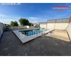 PARCELA CON PISCINA EN URB LOS CARRASCALES
