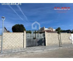 PARCELA CON PISCINA EN URB LOS CARRASCALES