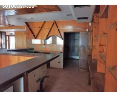 Se alquila local comercial acondicionado como Cafetería/Restaurante