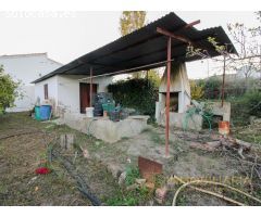 Se vende parcela con pequeña casa por Cortijo Benítez