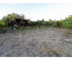 Se vende parcela con pequeña casa por Cortijo Benítez
