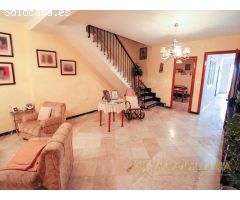 Se vende casa muy espaciosa en el centro de Coín