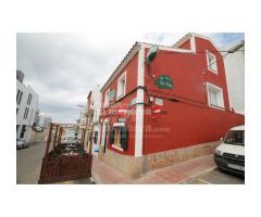 Casa y local en planta baja en Es Castell
