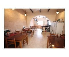 Casa y local en planta baja en Es Castell