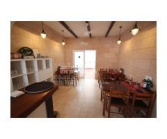 Casa y local en planta baja en Es Castell