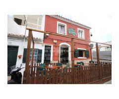 Casa y local en planta baja en Es Castell