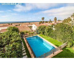Chalet con piscina y vistas al mar en Son Bou