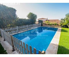 Chalet con piscina y vistas al mar en Son Bou