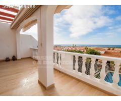 Chalet con piscina y vistas al mar en Son Bou