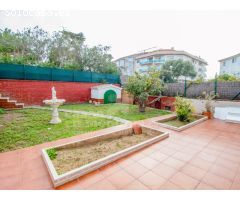 Casa con garaje y jardín en Mahón