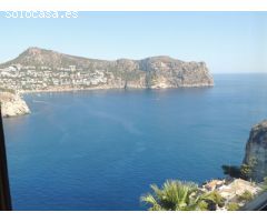 Villa mediterránea con impresionantes vistas al mar y apartamento de servicio -