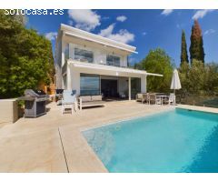 Villa moderna con impresionantes vistas al mar