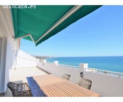 Estamos felices de presentaros este precioso ático en Fuengirola, situado en la