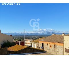 Casa de pueblo con vistas a los Pirineos en el Alt Empordà
