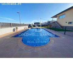 Casa con piscina y garaje en Vilamalla