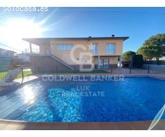 Casa con piscina y garaje en Vilamalla