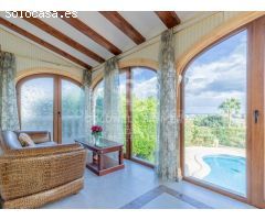 Villa elegante con vistas al mar