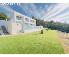 Exclusiva Villa Moderna con Piscina infinita y Vistas Panorámicas