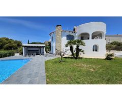 Encantadora villa de 4 dormitorios con vistas al mar en Balcón al Mar, Jávea.