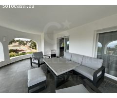 Encantadora villa de 4 dormitorios con vistas al mar en Balcón al Mar, Jávea.