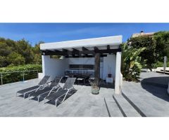 Encantadora villa de 4 dormitorios con vistas al mar en Balcón al Mar, Jávea.