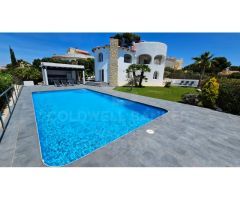 Encantadora villa de 4 dormitorios con vistas al mar en Balcón al Mar, Jávea.