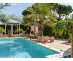 Elegancia Colonial en Las Rotas: Villa Exclusiva a unos pasos del mar