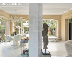 Elegancia Colonial en Las Rotas: Villa Exclusiva a unos pasos del mar