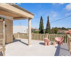 Elegancia Colonial en Las Rotas: Villa Exclusiva a unos pasos del mar