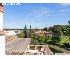 Elegancia Colonial en Las Rotas: Villa Exclusiva a unos pasos del mar