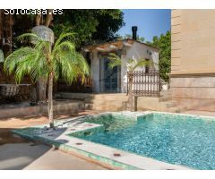 Elegancia Colonial en Las Rotas: Villa Exclusiva a unos pasos del mar