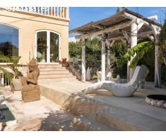 Elegancia Colonial en Las Rotas: Villa Exclusiva a unos pasos del mar
