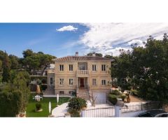 Elegancia Colonial en Las Rotas: Villa Exclusiva a unos pasos del mar
