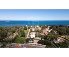 Elegancia Colonial en Las Rotas: Villa Exclusiva a unos pasos del mar