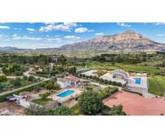 Dos casas con vistas al mar en Tarraula, Jávea - El encanto mediterráneo se