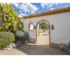 Dos casas con vistas al mar en Tarraula, Jávea - El encanto mediterráneo se