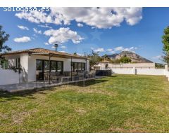 Dos casas con vistas al mar en Tarraula, Jávea - El encanto mediterráneo se