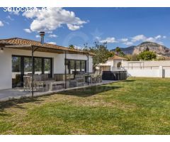 Dos casas con vistas al mar en Tarraula, Jávea - El encanto mediterráneo se