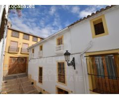 Encantadora Casa Adosada con Gran Potencial en Teulada - Centro