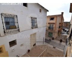 Encantadora Casa Adosada con Gran Potencial en Teulada - Centro