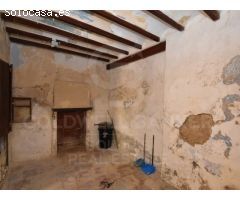 Encantadora Casa Adosada con Gran Potencial en Teulada - Centro