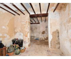 Encantadora Casa Adosada con Gran Potencial en Teulada - Centro