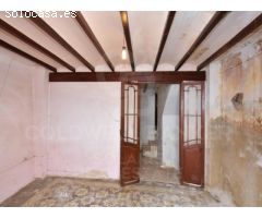 Encantadora Casa Adosada con Gran Potencial en Teulada - Centro