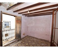 Encantadora Casa Adosada con Gran Potencial en Teulada - Centro