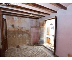 Encantadora Casa Adosada con Gran Potencial en Teulada - Centro