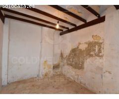 Encantadora Casa Adosada con Gran Potencial en Teulada - Centro