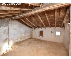 Encantadora Casa Adosada con Gran Potencial en Teulada - Centro